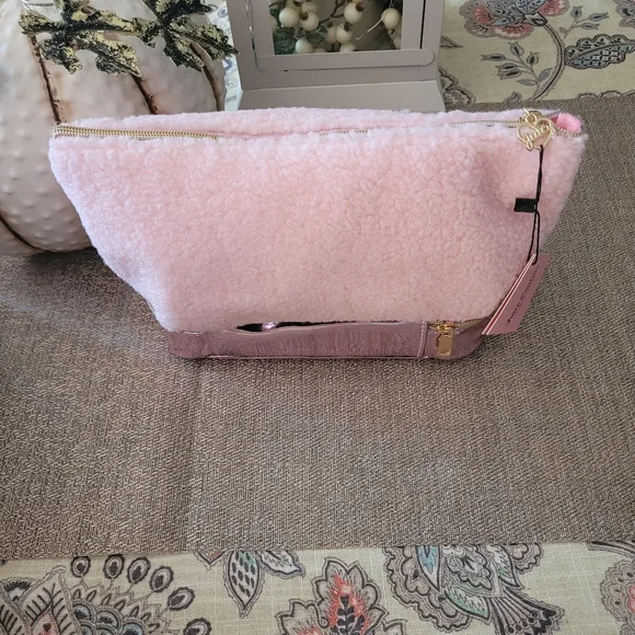 Juicy Couture sherpa top zip cosmetic case, new - Picture 4 of 5